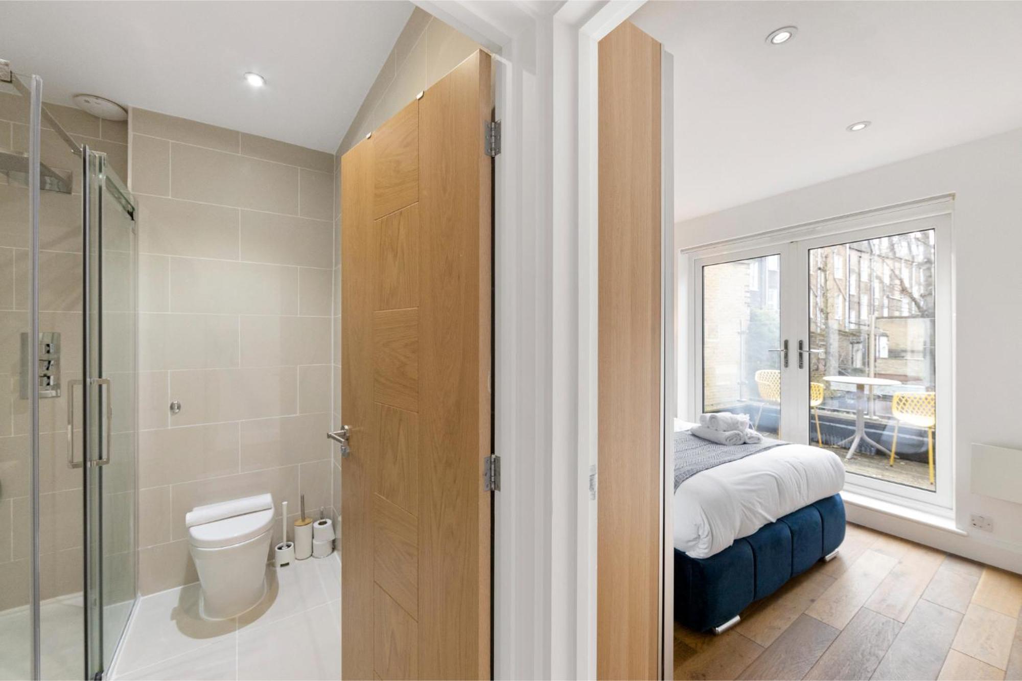 Tranquil Flat With Outdoor Space - Prime Location! *